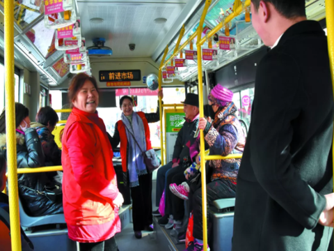 三门峡公交车变身双拥“流动名片”